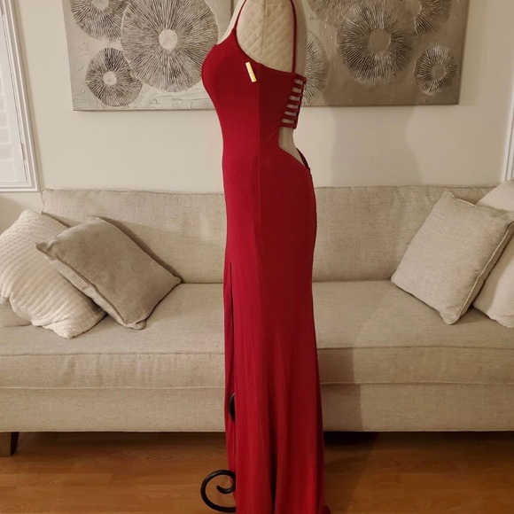 La Femme Caged Strappy-Back Gown size 6 in Red. - Picture 4 of 9
